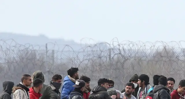 Turchia,135 mila migranti confine Grecia