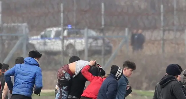 Grecia, scontri tra migranti e polizia