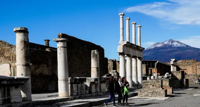 Pompei: distaccata porzione paramento di parete esterna