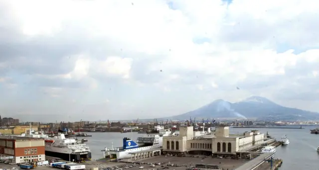 Nave bloccata a Napoli, 125 a bordo
