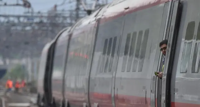 Abbracciati su binari, treno li travolge