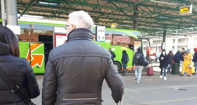 Terminal bus Milano affollato dall'alba