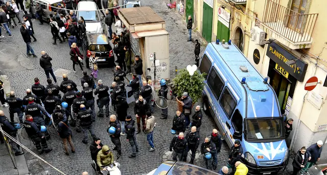 Tensioni a funerale 15enne a Napoli
