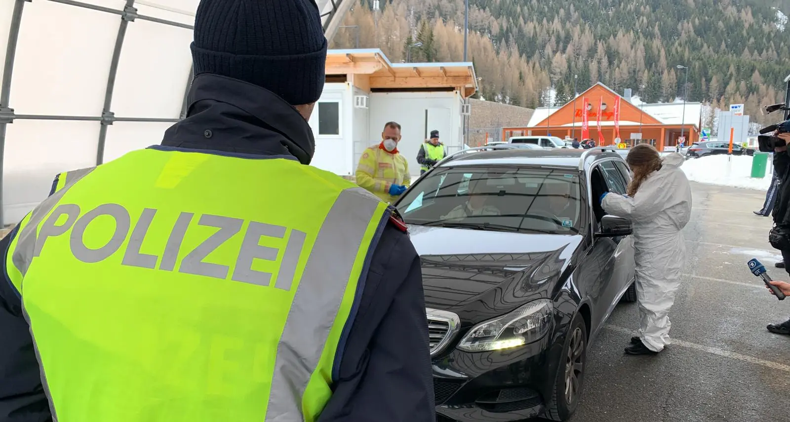 Coronavirus, al Brennero controlli della polizia austriaca sui veicoli in transito
