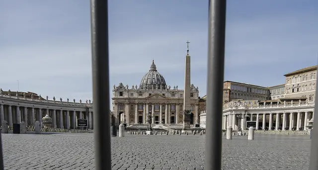 Piazza S.Pietro e basilica, stop turisti