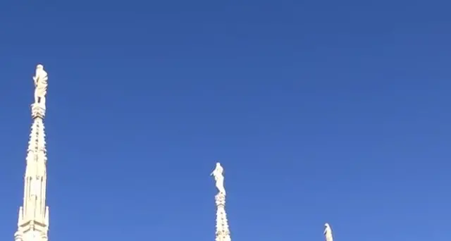 Vescovo Milano prega Madonnina