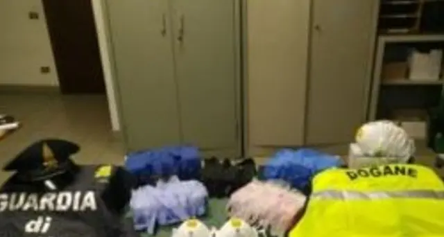 Sequestrati 840 mila guanti e 120 masch