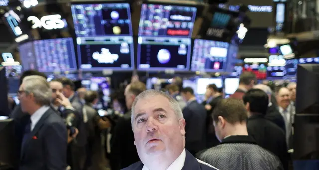 Wall Street crolla, stop agli scambi
