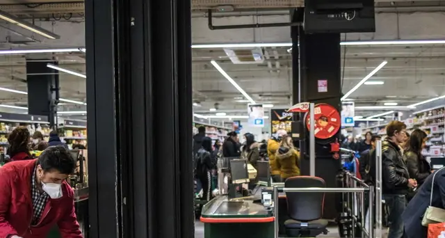 Urla 'sono positivo' in market,arrestato