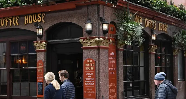 Svolta Gb:'Evitate pub, viaggi,contatti'