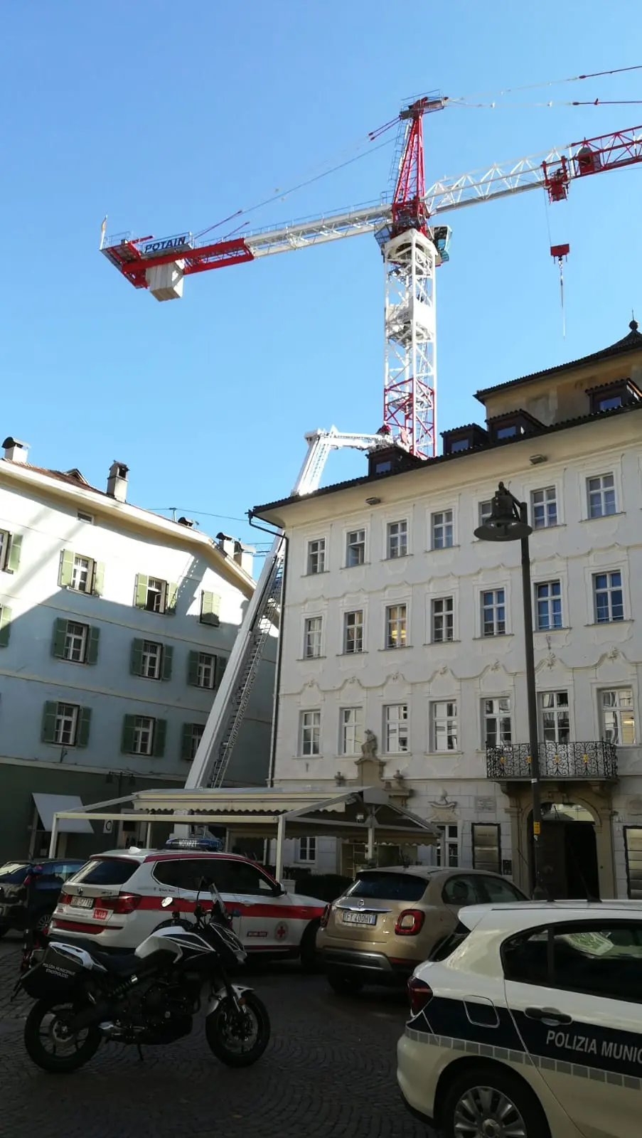 Bolzano, minaccia di gettarsi dalla gru: le forze dell'ordine lo convincono a desistere