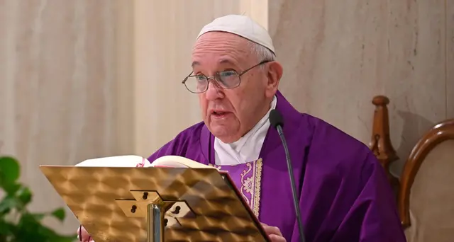 Papa,medici e infermieri danno loro vita