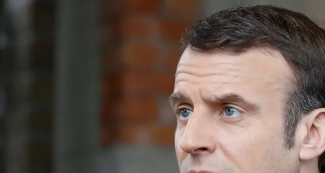 Macron in ospedale per sostenere medici