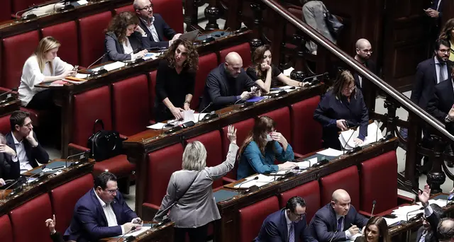 Saltano comunicazioni Conte alla Camera