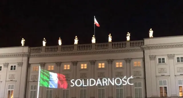 Tricolore su palazzo presidente Polonia