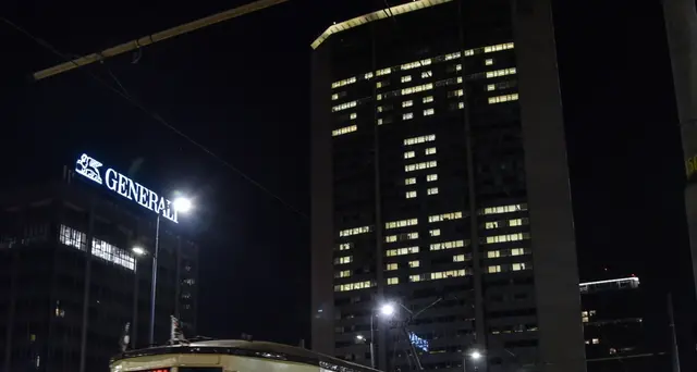 Pirellone si illumina, 'State a casa'
