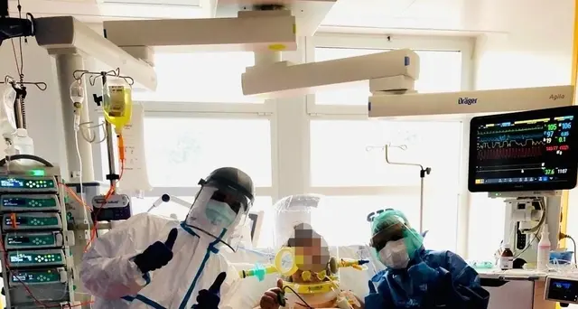 Dall'ospedale la foto della malata, 'state a casa'