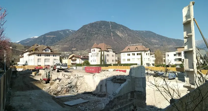 Lana, la voragine dove sorgeva la fabbrica Zuegg