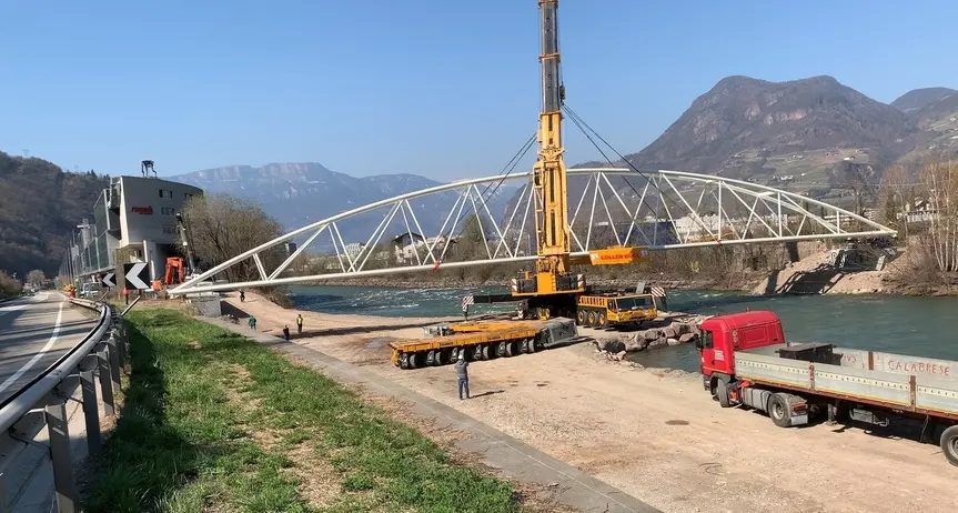 Montato sull’Isarco il nuovo ponte pedociclabile