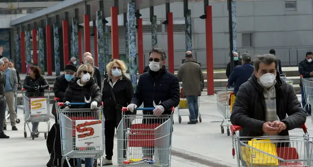 A Milano lunghe file ai supermercati