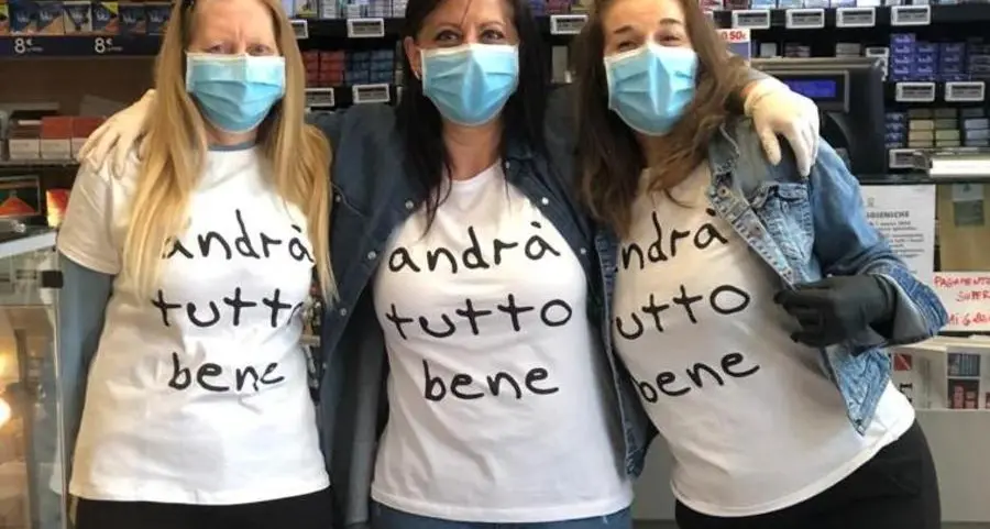 Gruppi di ragazzini in strada