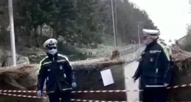 Paese blocca accessi con balle fieno