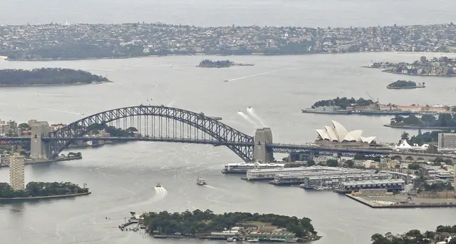 Australia vieta attracco a due navi