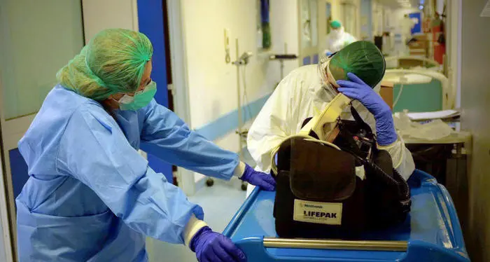 Coronavirus, gli infermieri diffidano l'Apss: una violazione il riutilizzo delle mascherine