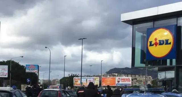 Forze ordine davanti supermarket Palermo