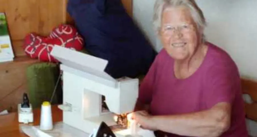 A 87 anni Kathi combatte il virus con ago e filo