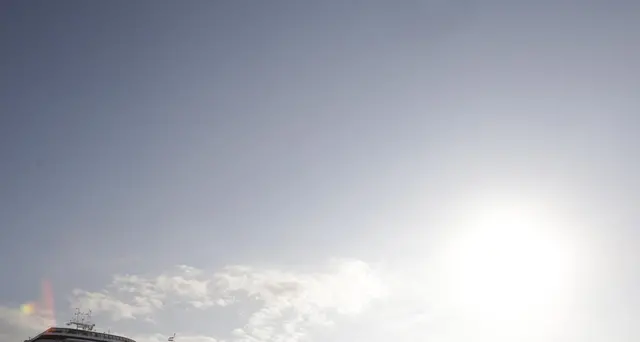 Zaandam trasborda persone su altra nave