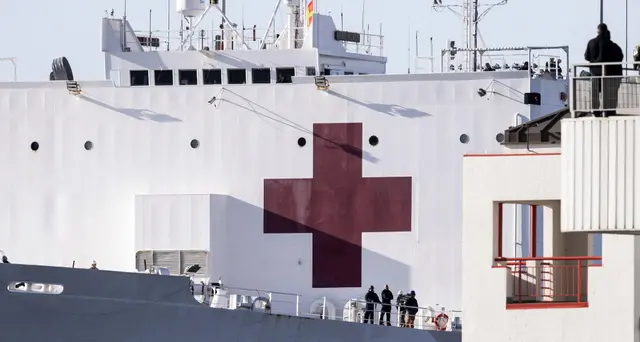 Nave ospedale attracca a Los Angeles
