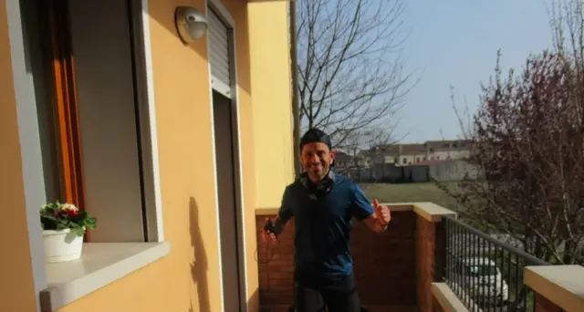 Corre 100 chilometri sul balcone di casa