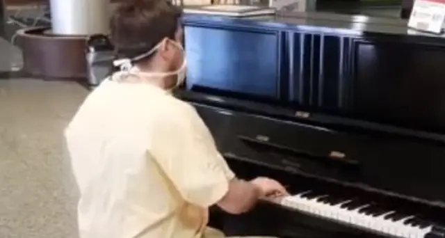 Medico pianista suona Queen in ospedale