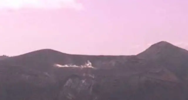 Stromboli in eruzione, lava sulla costa