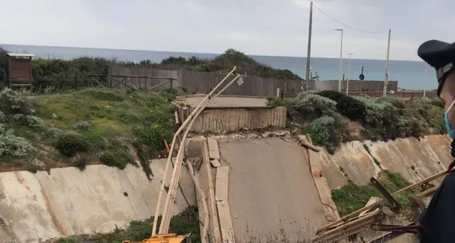 Crolla ponte in Sulcis, illese 2 persone