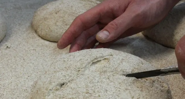 La spesa cambia, boom farina e lievito