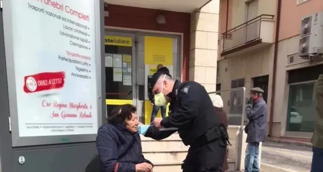 Carabiniere dona mascherina ad anziana