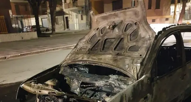 Incendio distrugge auto privata cc