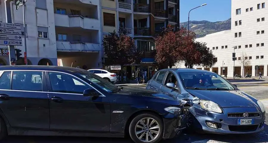 Scontro fra automobili nella città deserta