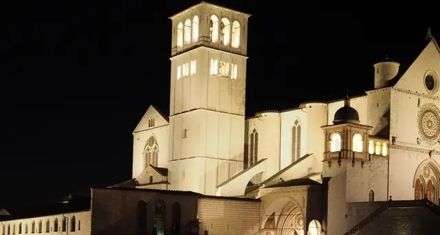 Croce di luce davanti a Basilica Assisi