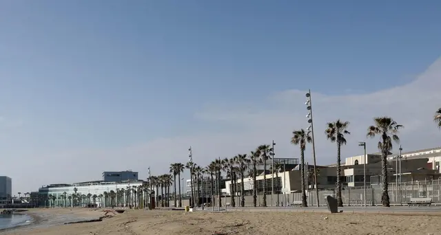 Spagna, 'distanza anche in spiaggia'