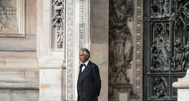 Bocelli canta in una Milano deserta