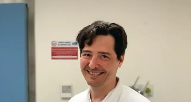 Medico dà comunione a pazienti