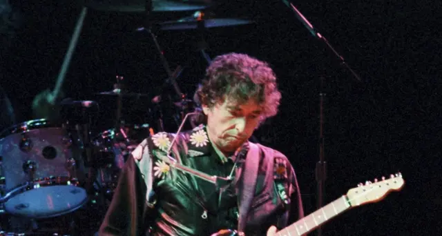 Nuovo brano per Dylan, \"I Contain Multitudes\"