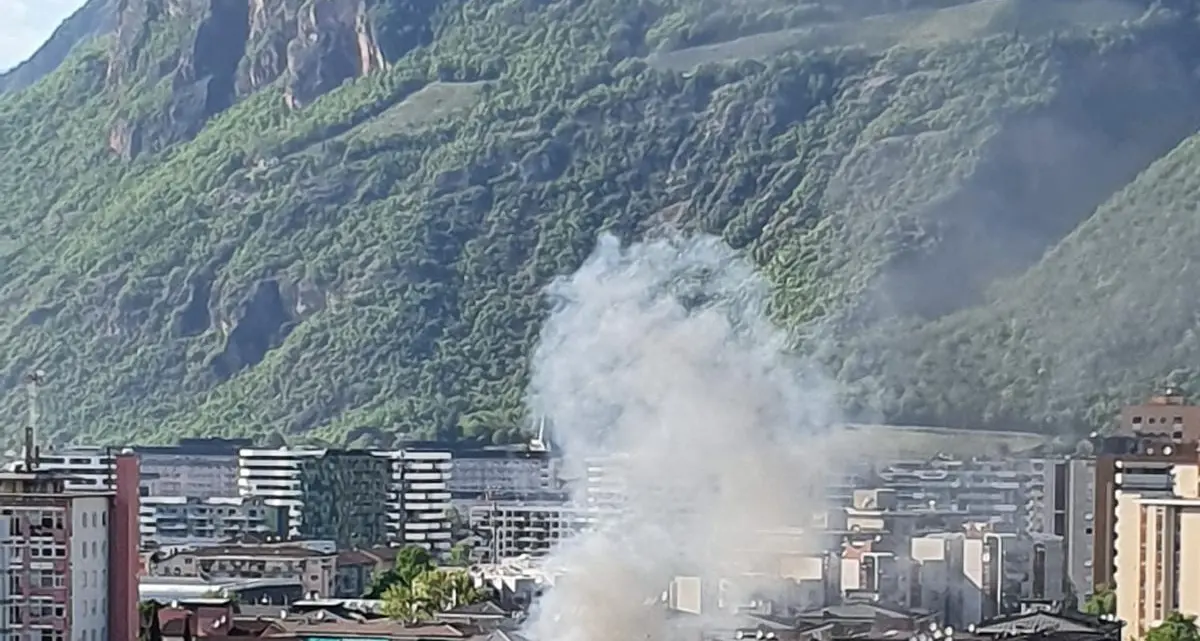 Fumo sopra i tetti di Bolzano, due auto a fuoco