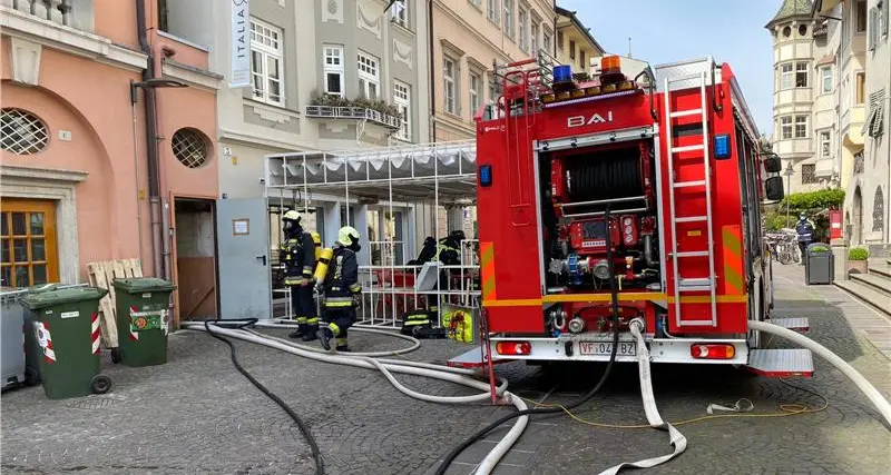 Bolzano, incendio al piano interrato dell'Hotel Città