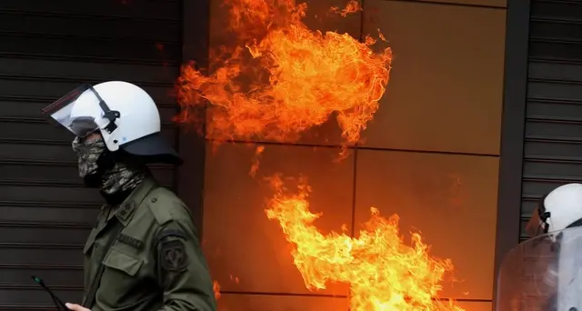 Molotov contro gruppo media ad Atene