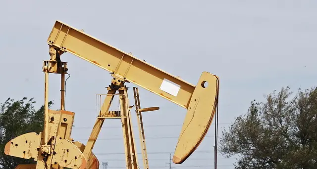 Petrolio Texas affonda sotto 15 dollari