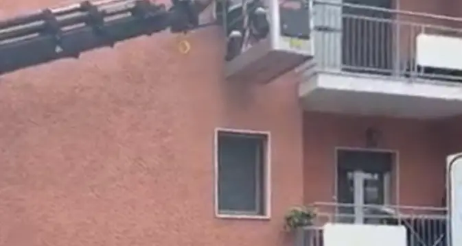 Bimbo chiuso nel bagno, salvato dai pompieri